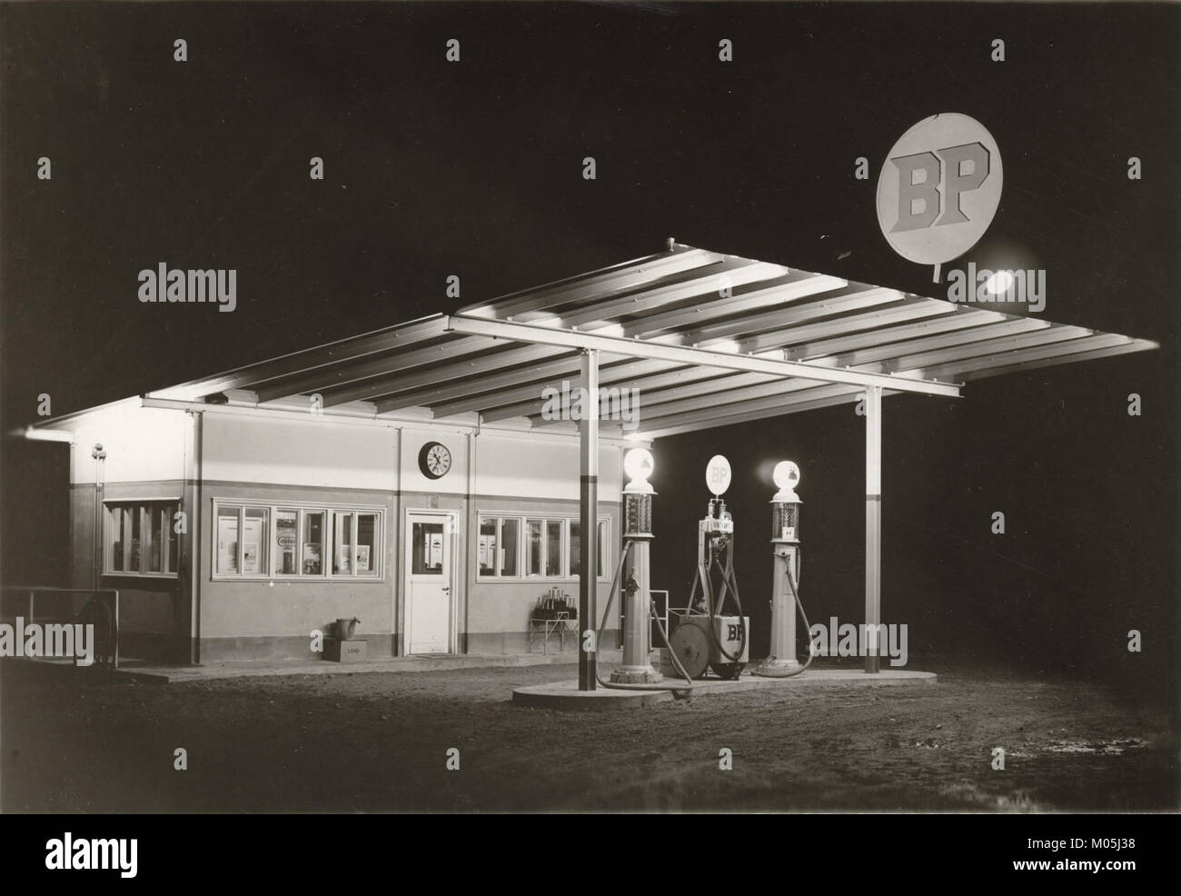 Die 1940 fotografierte BP-Tankstelle in Schweden bietet einen Einblick in Tankstellen aus der Mitte des 20. Jahrhunderts. Das Bild zeigt das für diese Zeit typische Vintage-Design und die Architektur, die die Anfänge der Autokultur und des Wachstums der Ölindustrie in Schweden widerspiegelt. Stockfoto