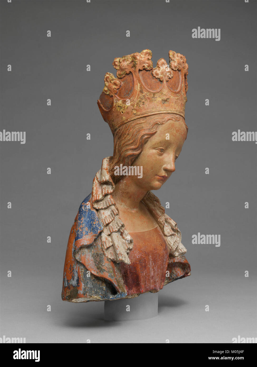 Diese Büste der Jungfrau Maria, Teil der Sammlung des Metropolitan Museum of Art, ist eine detaillierte Skulptur, die die Jungfrau im klassischen Stil darstellt. Das Werk reflektiert religiöse Themen und künstlerische Traditionen aus der Zeit, in der es geschaffen wurde, und betont die Hingabe und die sakrale Darstellung. Stockfoto