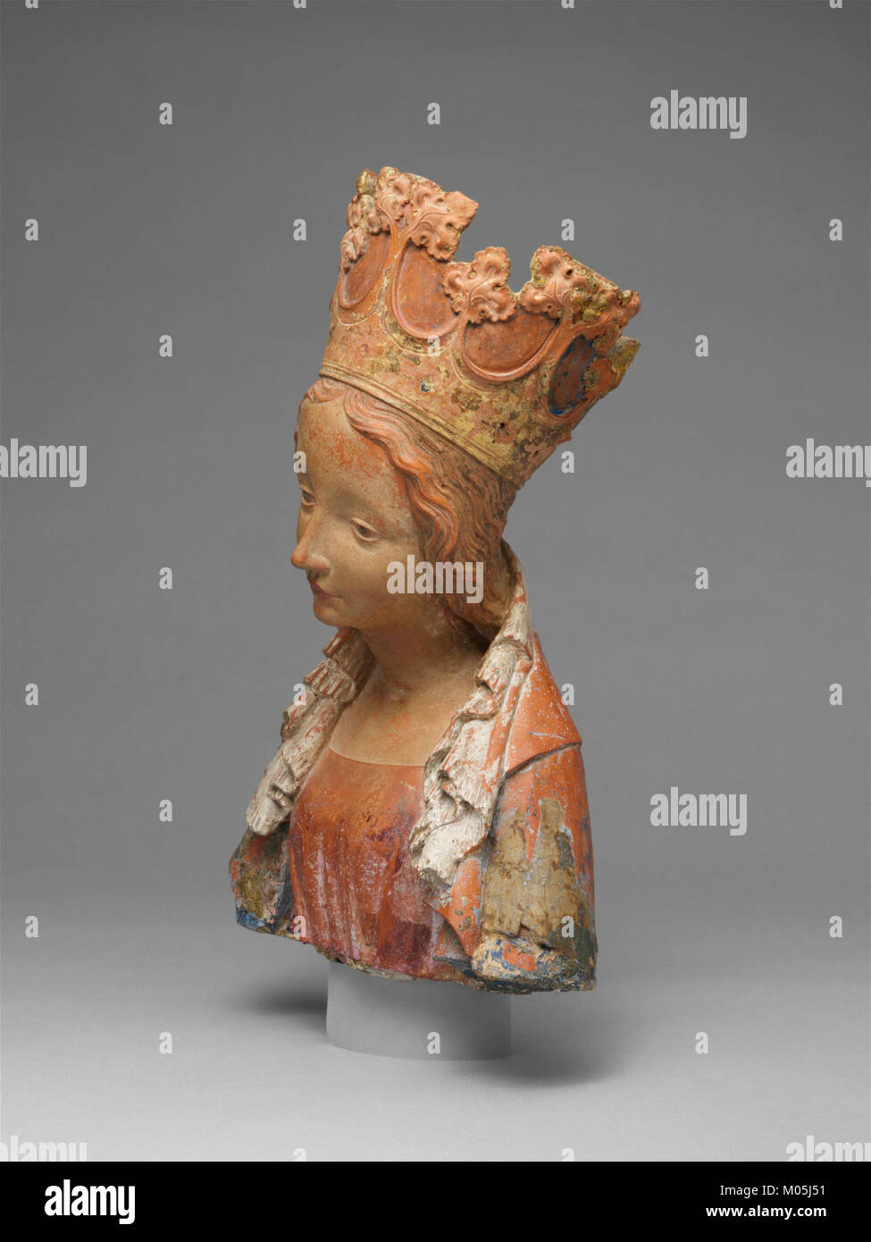 Die Büste der Jungfrau Maria, die Teil der Sammlung des Metropolitan Museum of Art ist, stellt ein hochwertiges Beispiel religiöser Skulpturen dar. Das Stück ist eine detaillierte Darstellung der Jungfrau mit einem Schwerpunkt auf heiterem Ausdruck und delikaten Merkmalen, typisch für klassische religiöse Kunst aus der Renaissance oder dem Barock. Stockfoto