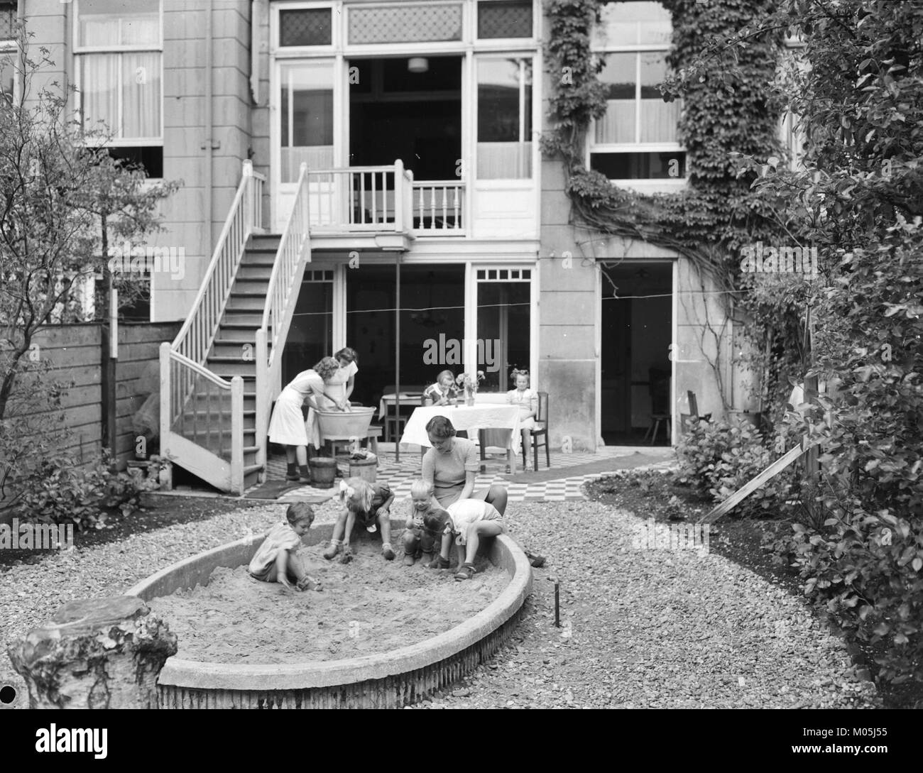 Bureau Bijzondere Jeugdzorg ist eine niederländische Einrichtung, die sich auf spezielle Jugendbetreuungseinrichtungen konzentriert und Dienstleistungen für schutzbedürftige Kinder und Jugendliche anbietet. Stockfoto