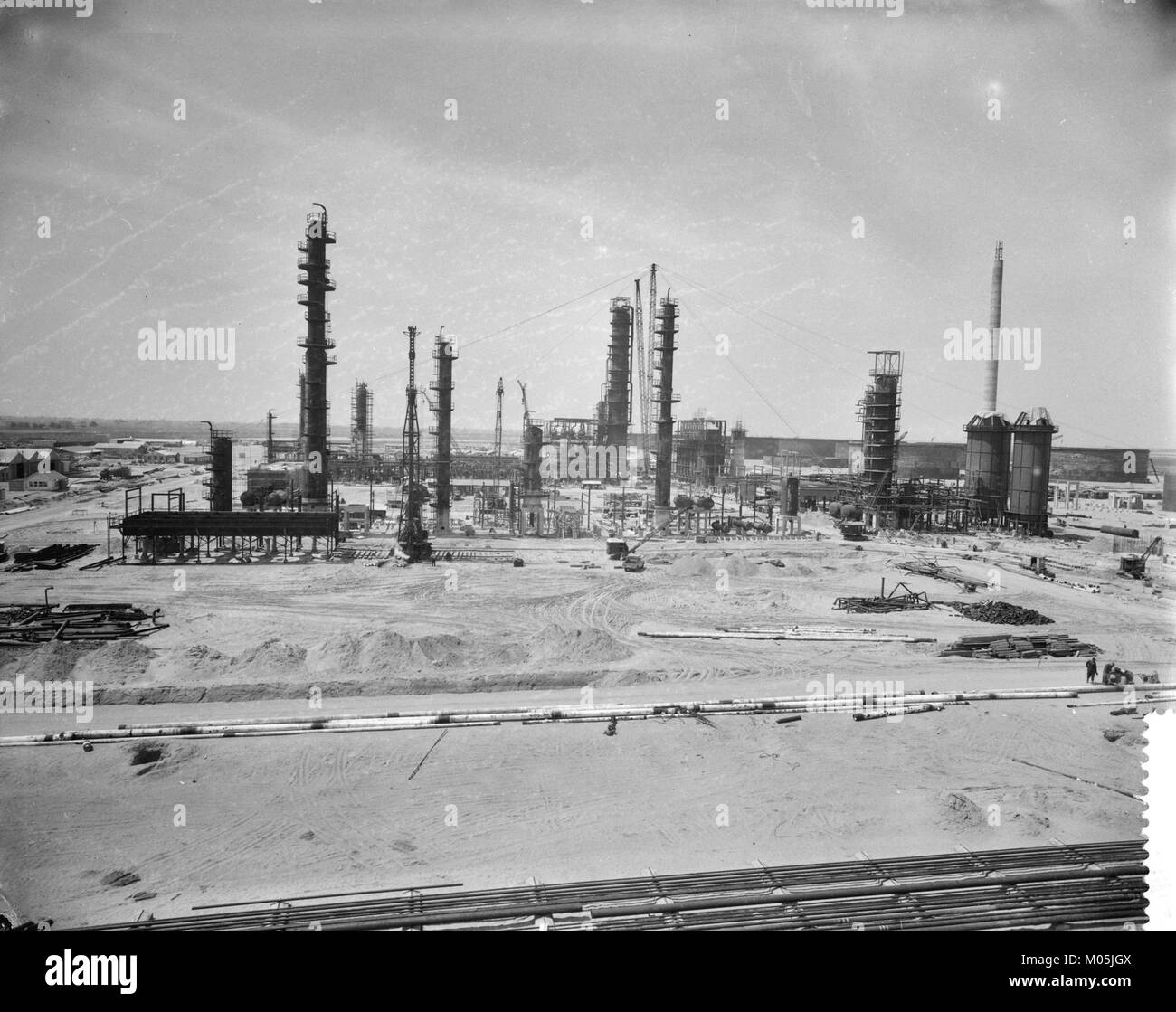 Dieses Bild zeigt den Bau der Raffinerie Esso im Gebiet Botlek bei Rotterdam, der die industrielle Entwicklung in der Region widerspiegelt. Stockfoto