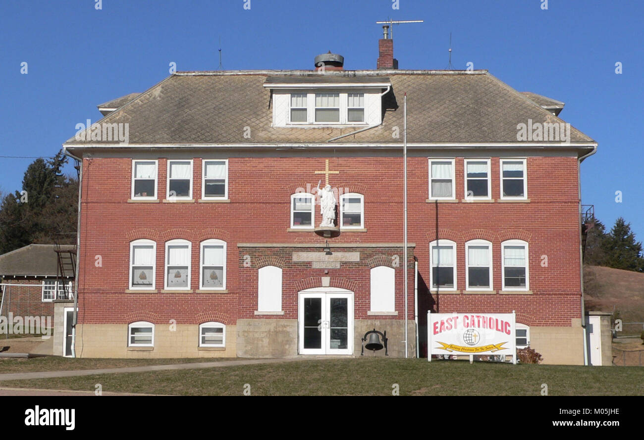Die Bow Valley School (St. Peter-Paul) ist eine Bildungseinrichtung, die als lokales Lernzentrum in der Region Bow Valley dient. Sie ist bekannt für ihre akademischen Programme und ihr Engagement in der Gemeinde. Stockfoto