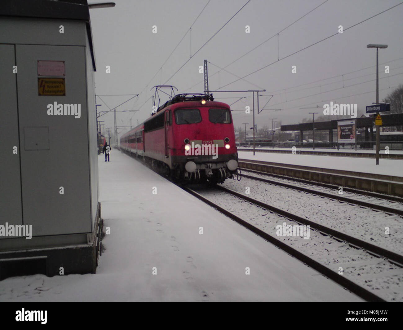 Die BR 110, eine dieselelektrische Lokomotive, wird unter winterlichen Bedingungen in Dillenburg gezeigt. Dieses Bild zeigt das raue Wetter und die Zuverlässigkeit der Lokomotive in rauen Umgebungen. Stockfoto