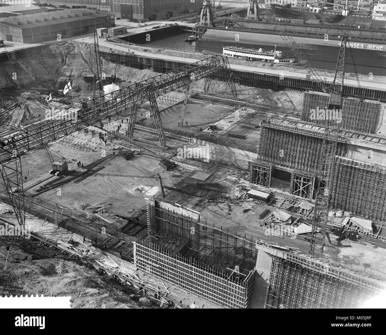 Ein historisches Bild des Baus von Europas größtem Dock, das die Größe und die technische Entwicklung der industriellen Entwicklung des frühen 20. Jahrhunderts veranschaulicht. Stockfoto