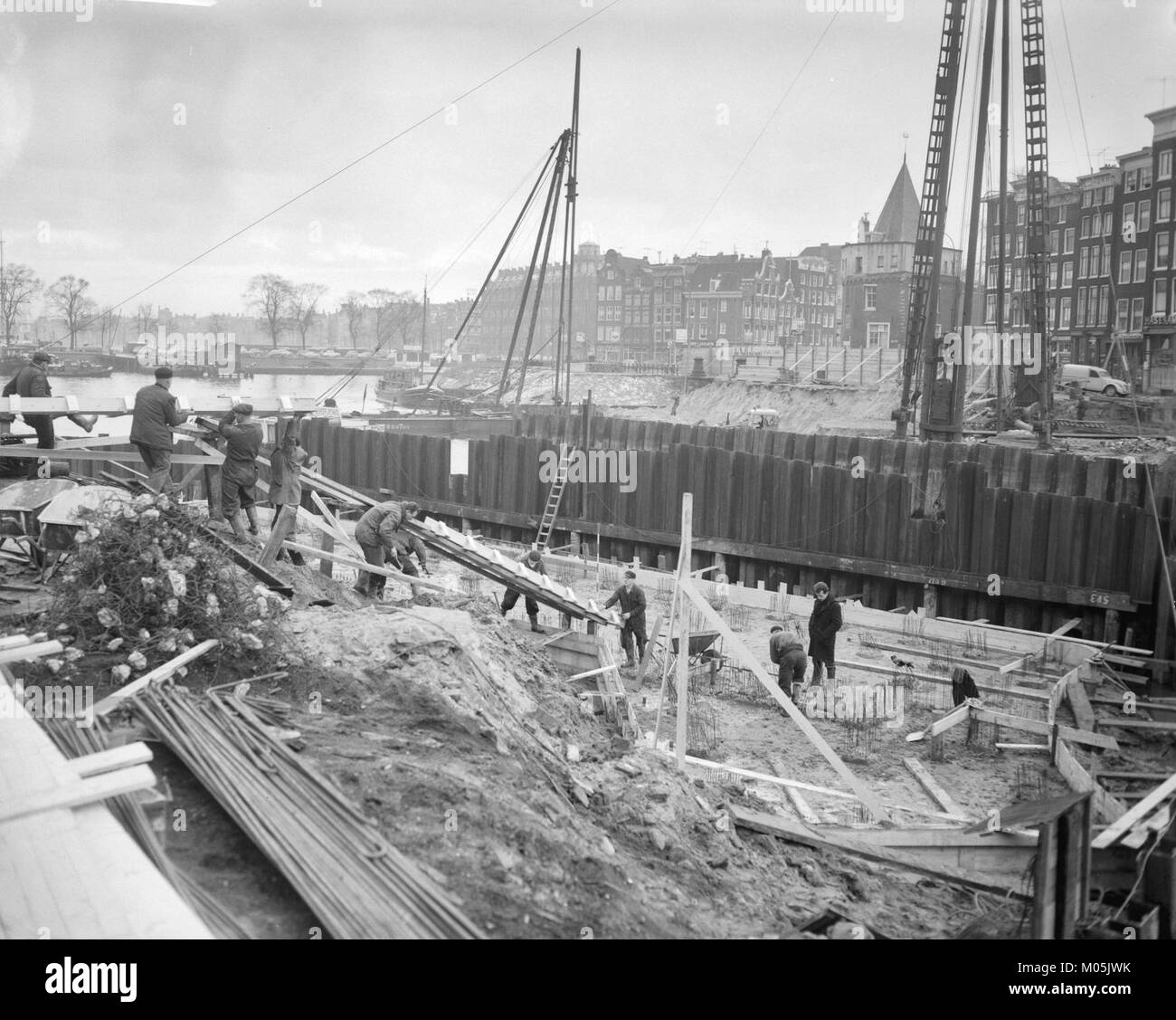 Das Projekt sieht den Bau einer neuen Brücke zwischen Stationsplein und Prins Hendrikka in Amsterdam vor, um die Verkehrsinfrastruktur in der Stadt zu verbessern. Stockfoto