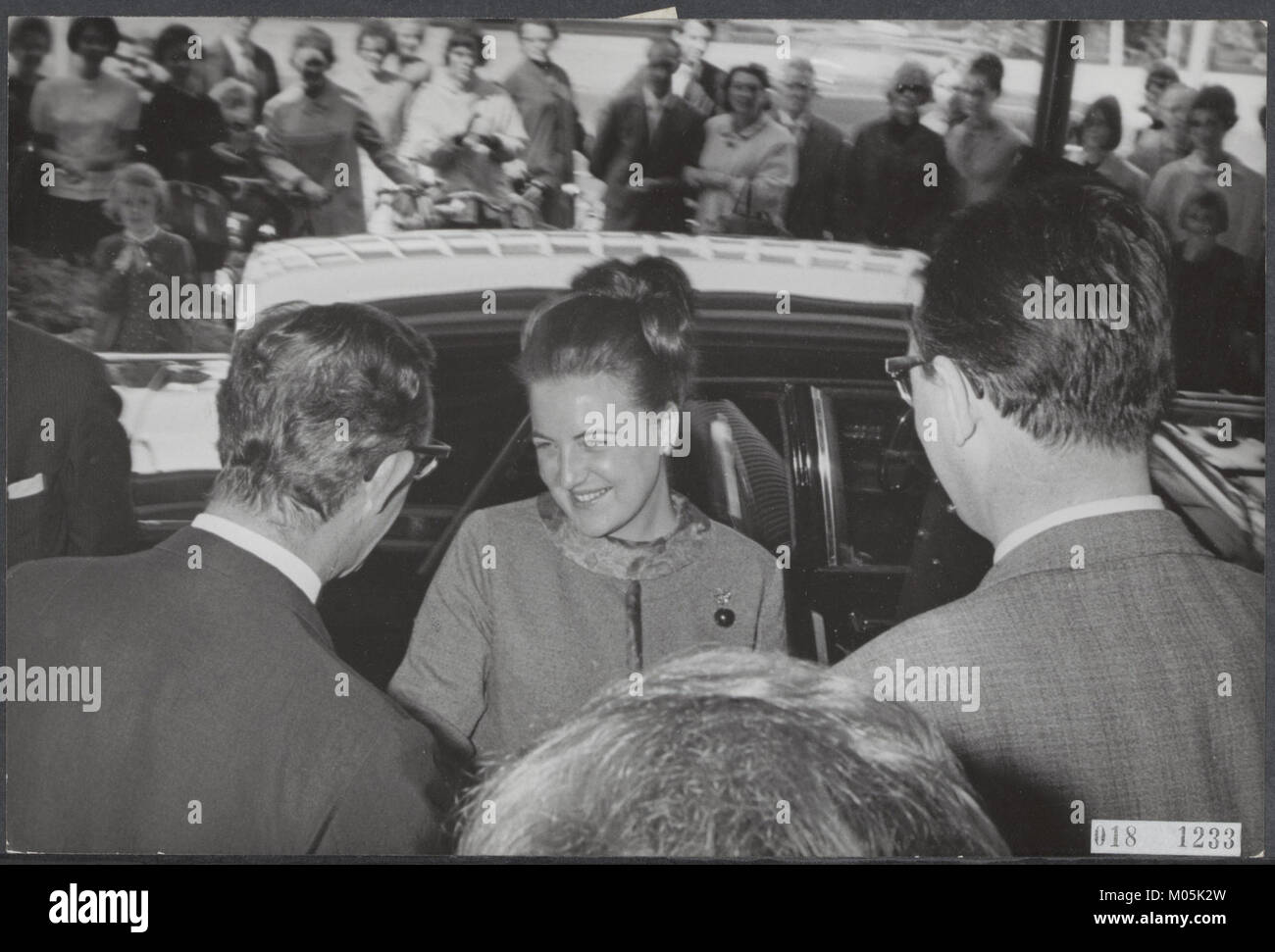 Dieses Bild zeigt Burgemeester Cees Becht von Tilburg, Prinzessin Margriet von den Niederlanden und J.E.A. van Dijck. Das Foto fängt einen Moment mit diesen bemerkenswerten Figuren bei einer öffentlichen oder zeremoniellen Veranstaltung ein. Stockfoto