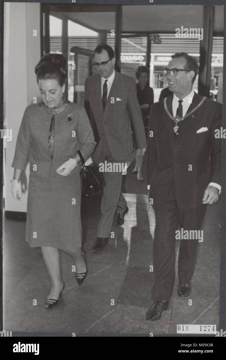 Foto mit der Aufschrift '018-1274' mit Burgemeester Cees Becht van Tilburg, Prinzessin Margriet und J.E.A. van Dijck, aufgenommen bei einer offiziellen Veranstaltung. Stockfoto