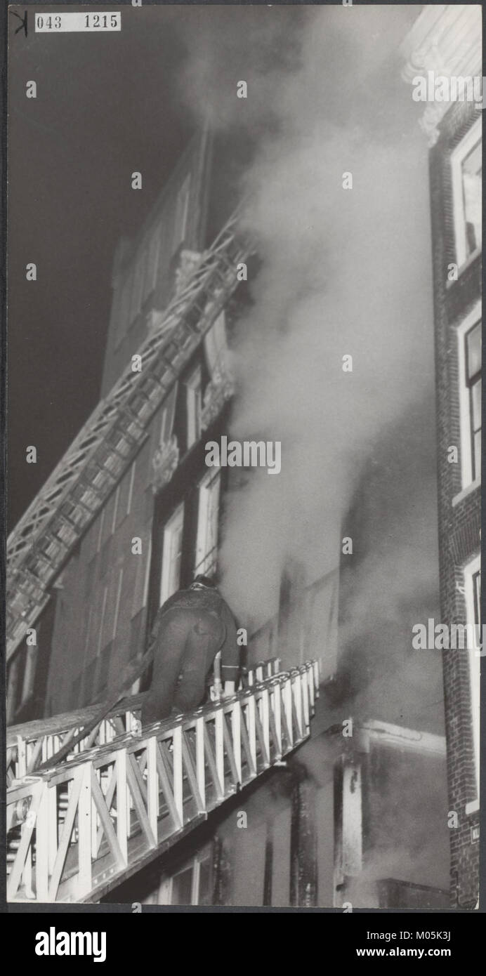 Der Vorfall mit dem Titel „Brand op de Kloveniersburgwal“ beschreibt einen Brand in Amsterdam, bei dem ein mutmaßlicher Brandstifter erheblichen Schaden angerichtet hat. Das Feuer führte zum tragischen Tod von zwei Personen. Es unterstreicht die Gefahr von Brandstiftung und der Ermittlung des Pyromanen, der für das Verbrechen verantwortlich ist. Stockfoto