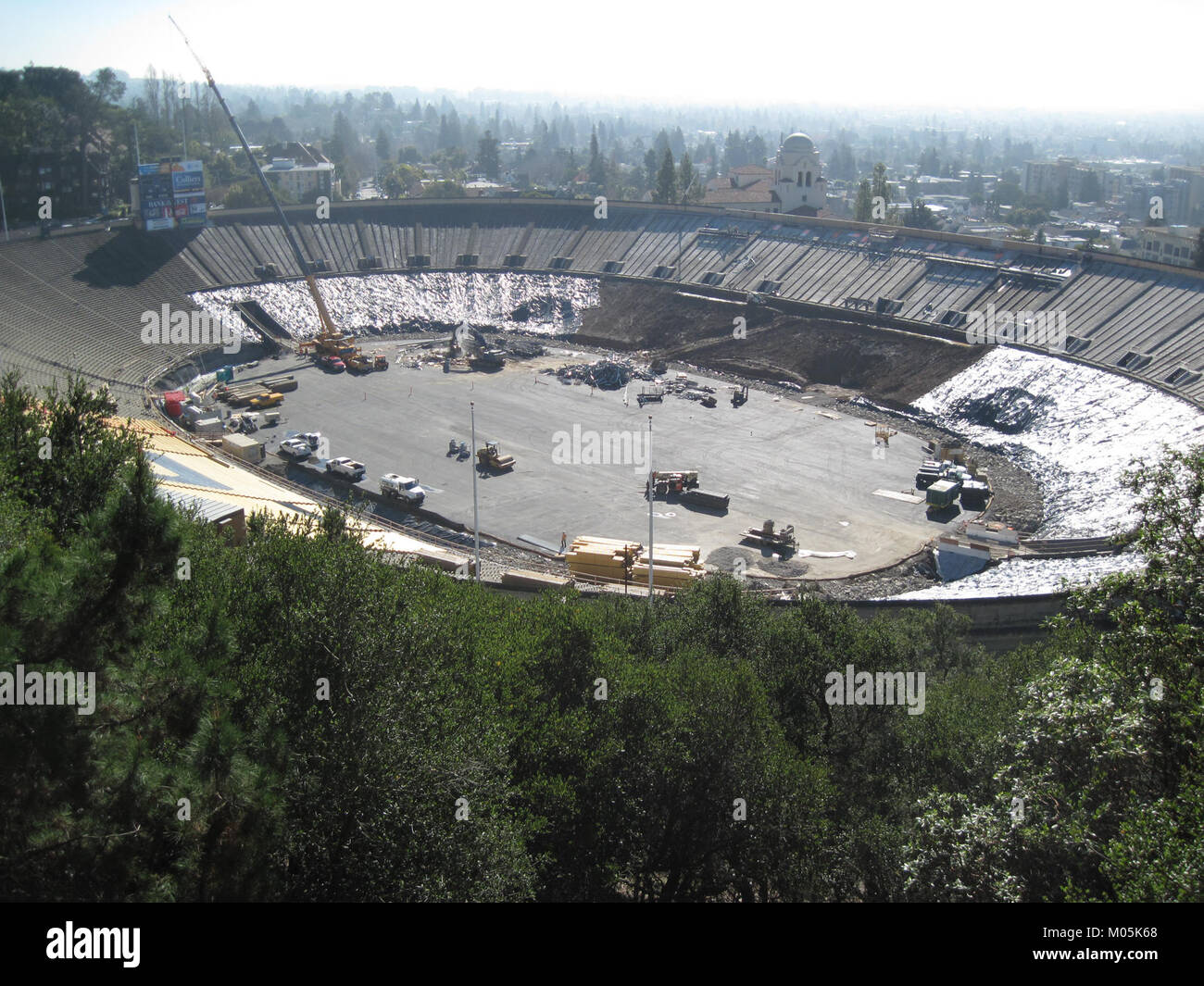 Das California Memorial Stadium an der University of California, Berkeley, ist ein historisches Fußballstadion. Es dient als Heimstadion der Cal Bears Football-Mannschaft und ist für seine architektonische und kulturelle Bedeutung im Hochschulsport bekannt. Stockfoto