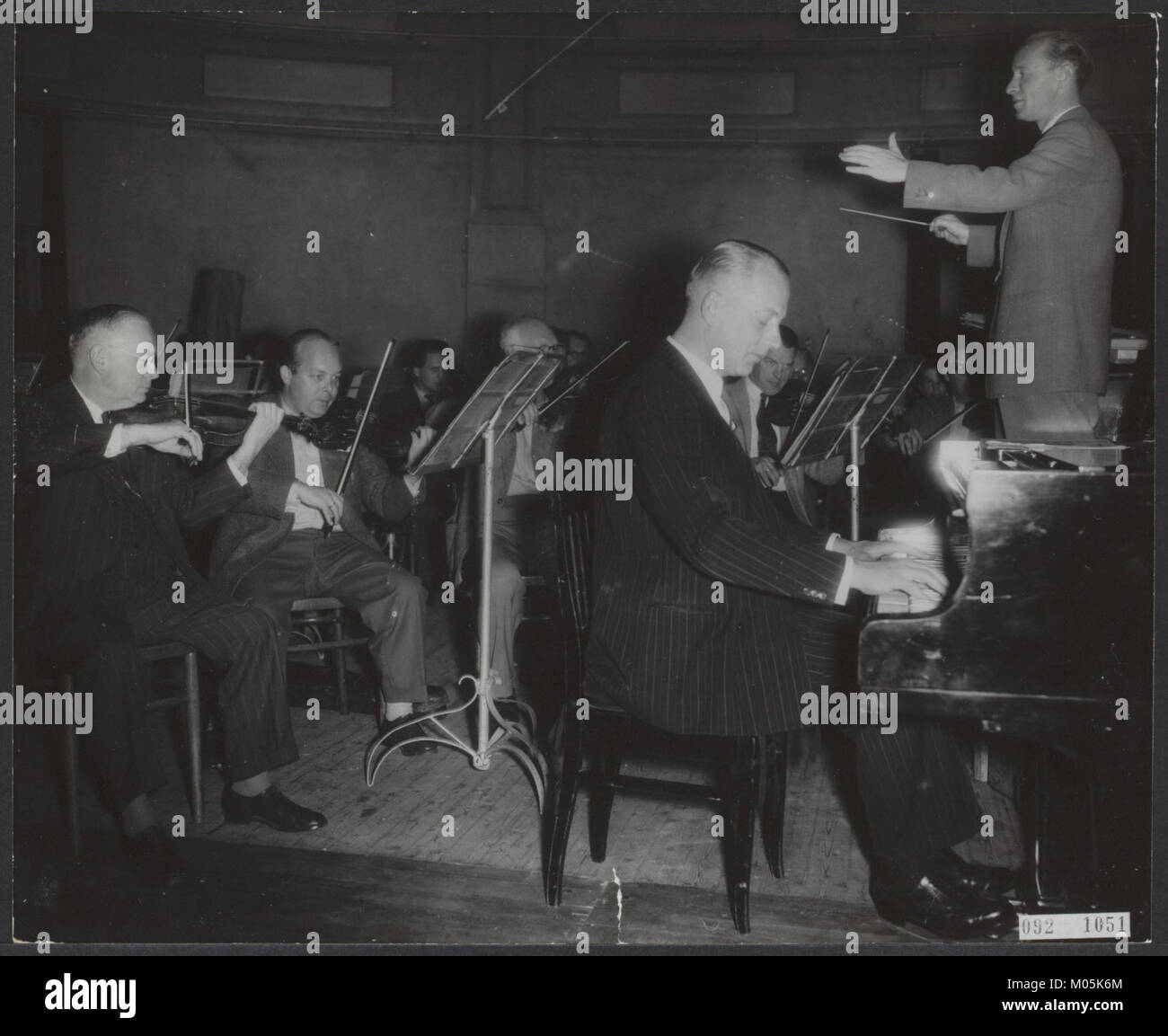 Ein historisches Bild von jhr. herr. C.J.A. de Ranitz, der Bürgermeister von Utrecht, gibt ein Konzert an einem Mittwochabend. Die Veranstaltung fängt den Schnittpunkt von kommunaler Verwaltung und kulturellem Leben in den Niederlanden des frühen 20. Jahrhunderts ein. Stockfoto