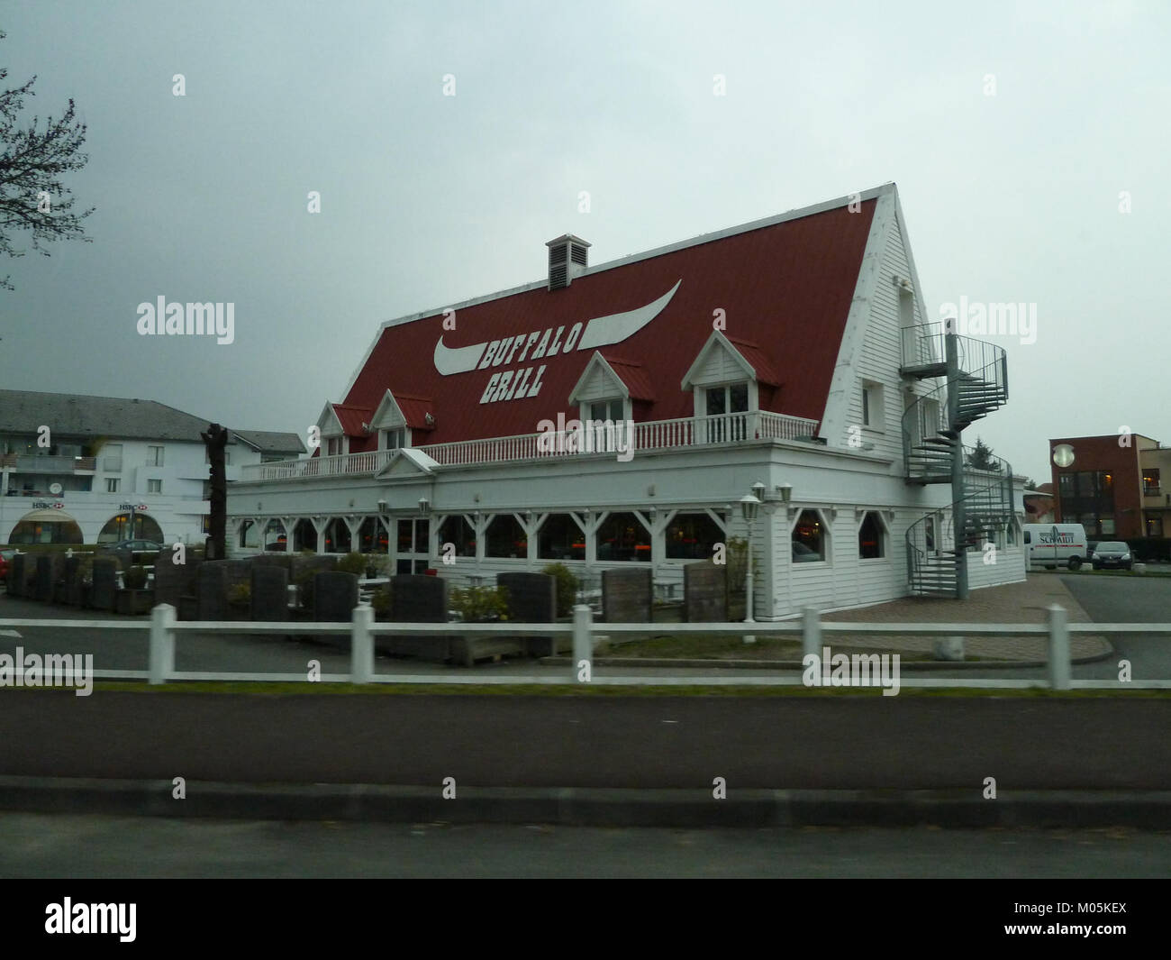 Buffalo Grill in Pau ist ein Restaurant in der Stadt Pau, Frankreich. Das Restaurant ist bekannt für sein amerikanisches Menü und serviert Gerichte wie Steak, Burger und gegrillte Spezialitäten in ungezwungener Atmosphäre. Stockfoto
