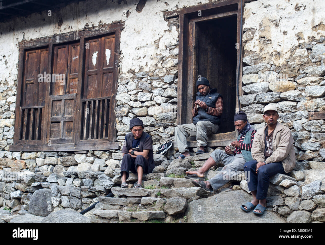 Torhüter/Sherpas Erholung nach einem Tag Arbeit Lasten in der Everest Region in Nepal. Stockfoto