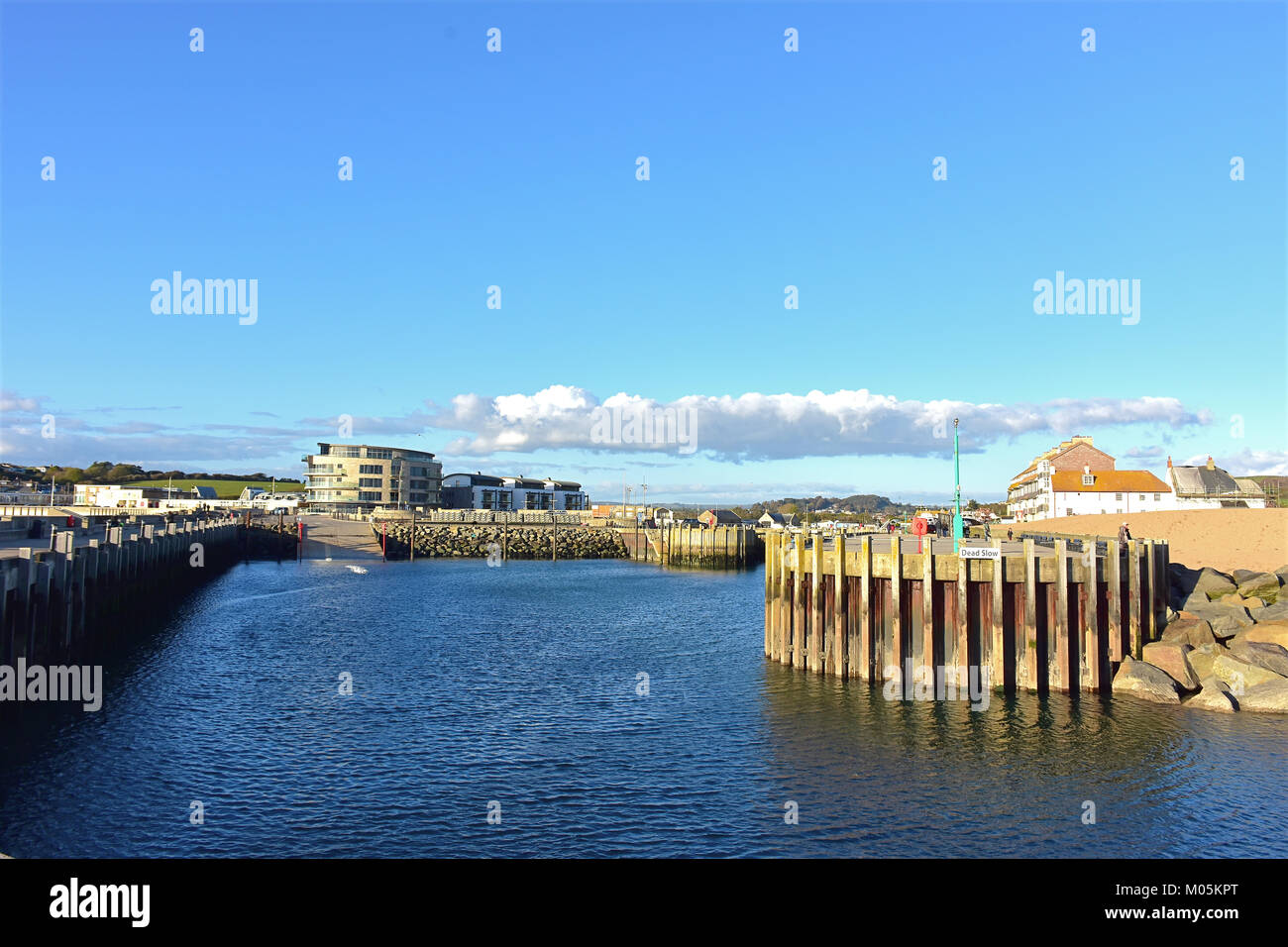 Eintrag Westbay Marina im Sommer, Westbay in der Nähe von Bridport, Dorset, Großbritannien. Stockfoto