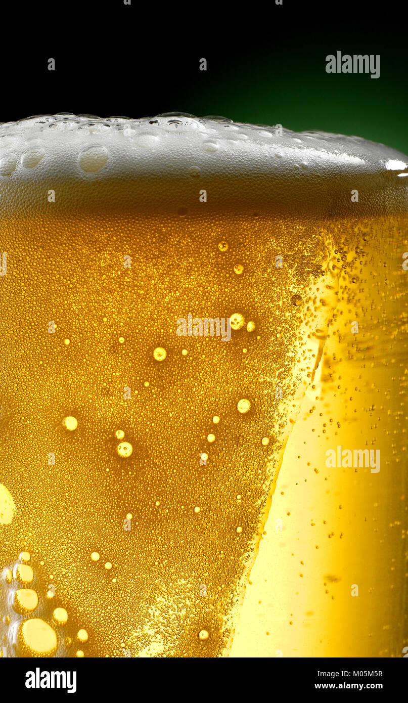 Frisches Bier In Allen Seinen Formen Und In Allen Seinen Kohlensaure Stockfotografie Alamy