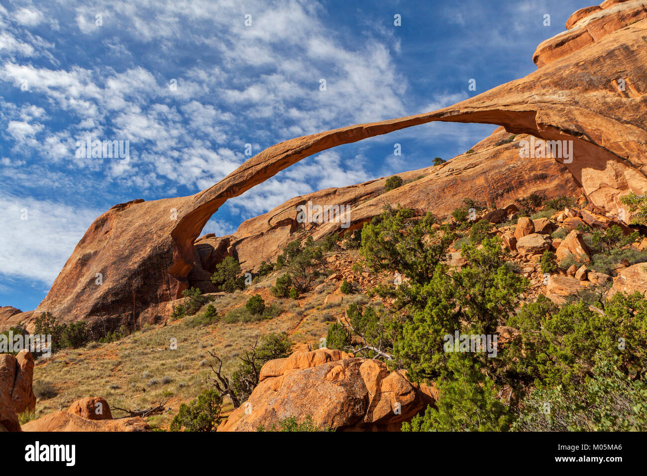 Der Landscape Arch im Arches National Park in Utah. Stockfoto