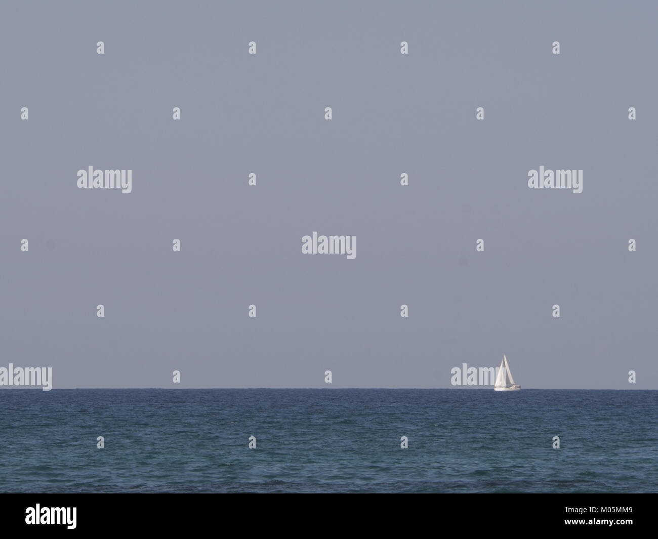 Segelboote oder Segelboot auf das Meer an einem klaren sonnigen Tag Stockfoto