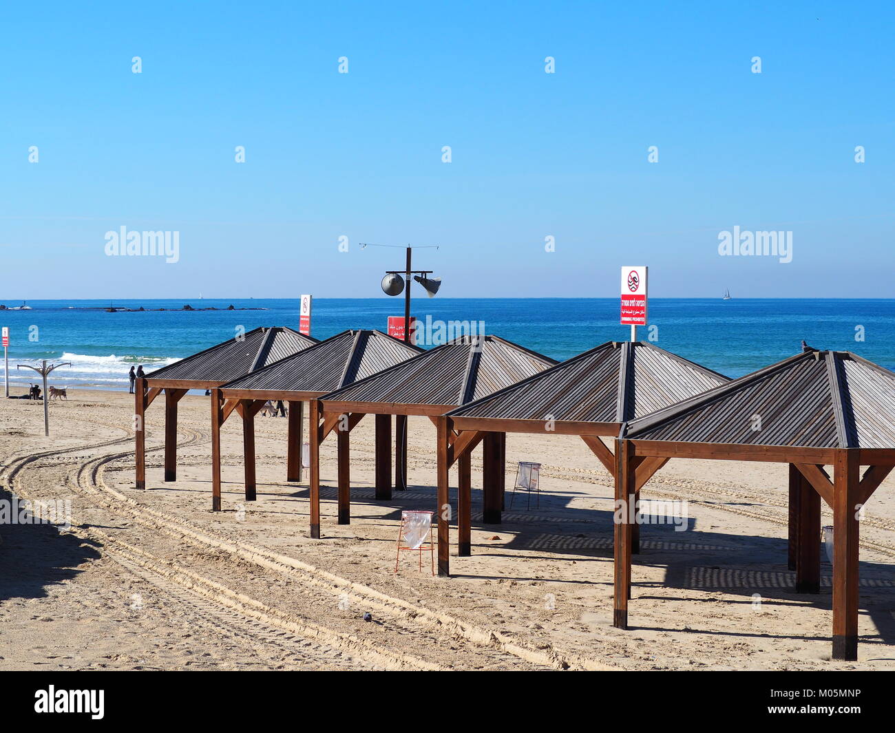 Sonnenschirme Casting Shadows am Strand sand Stockfoto