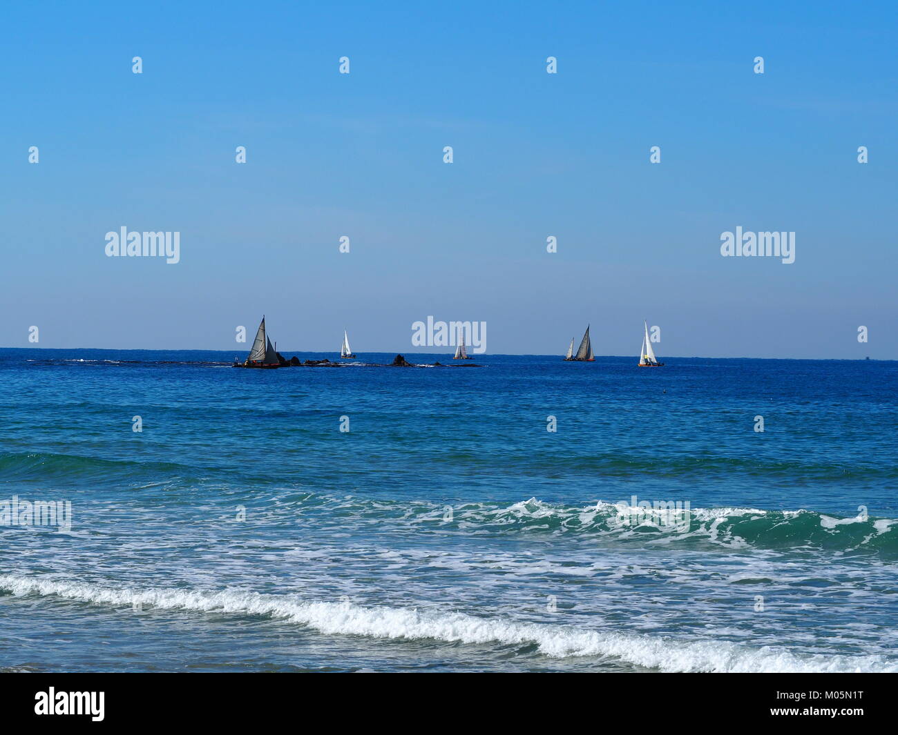 Segelboote oder Segelboot auf das Meer an einem klaren sonnigen Tag Stockfoto