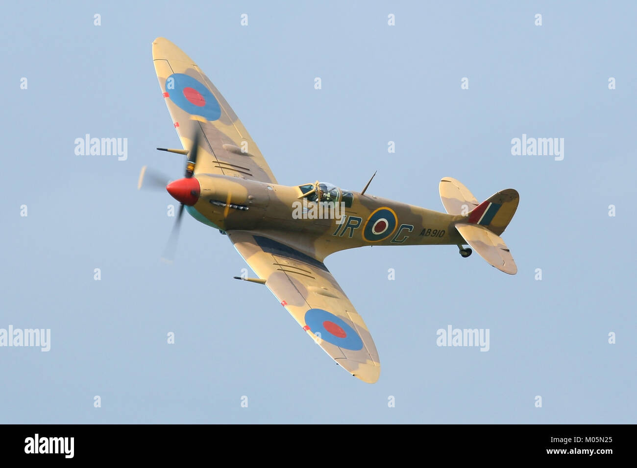 RAF die Schlacht um England's Memorial Flight Supermarine Spitfire MkV in der Nordafrikanischen Farben der Wg Cdr Ian Gleed durchführen bei Rougham gemalt. Stockfoto