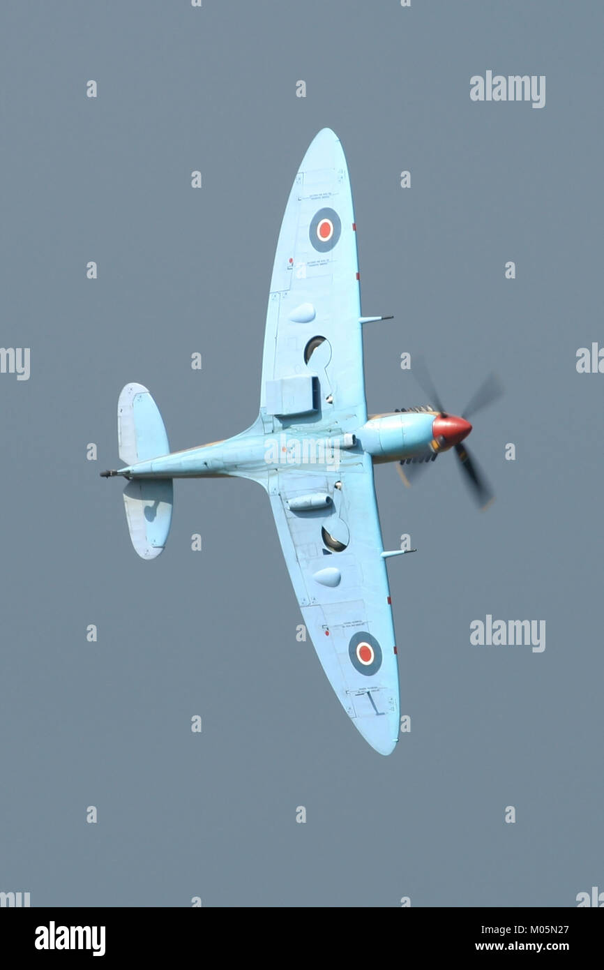 RAF die Schlacht um England's Memorial Flight Supermarine Spitfire MkV in der Nordafrikanischen Farben der Wg Cdr Ian Gleed durchführen bei Rougham gemalt. Stockfoto