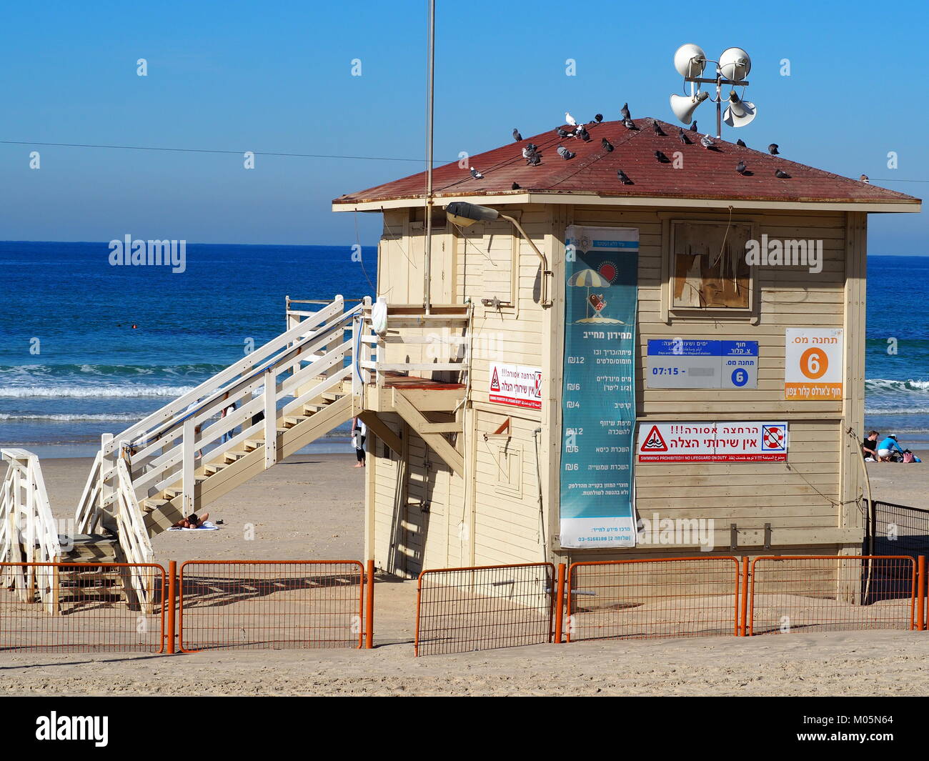 Geschlossene Rettungsschwimmerstation mit öffentlichen Hinweisschildern zum Baden Verboten am Strand während der Sommerzeit in Tel Aviv Stockfoto