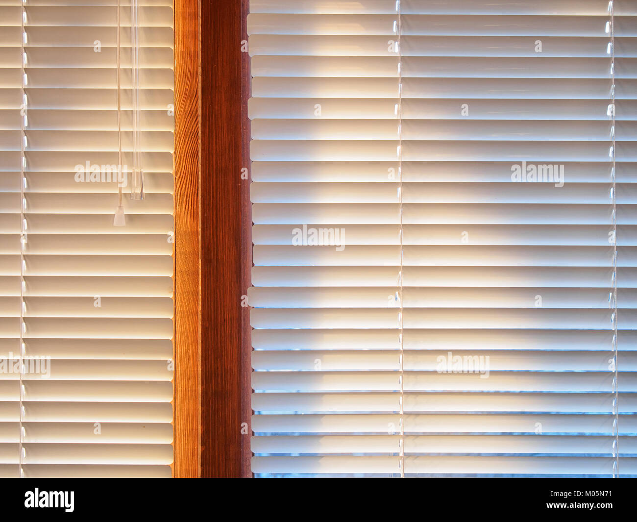 Geschlossenes Fenster Jalousien Hintergrund im sonnigen Tag Stockfoto