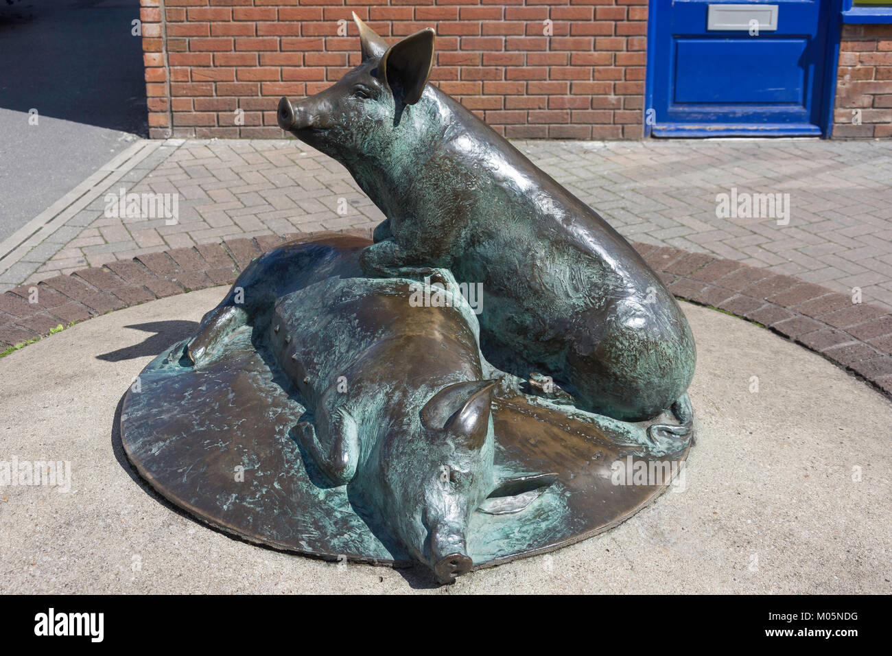 Schwein Bronze Skulptur in Calne Wiltshire feiern - Schinken Industrie der Stadt, Phelps Parade, Calne, Wiltshire, England, Vereinigtes Königreich Stockfoto