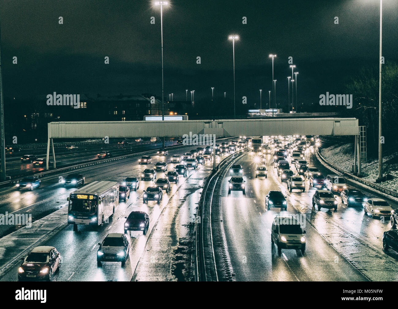 Nachtansicht des Verkehrs auf der Autobahn M8 bei schlechtem Wetter im Zentrum von Glasgow, Schottland, Vereinigtes Königreich. Stockfoto