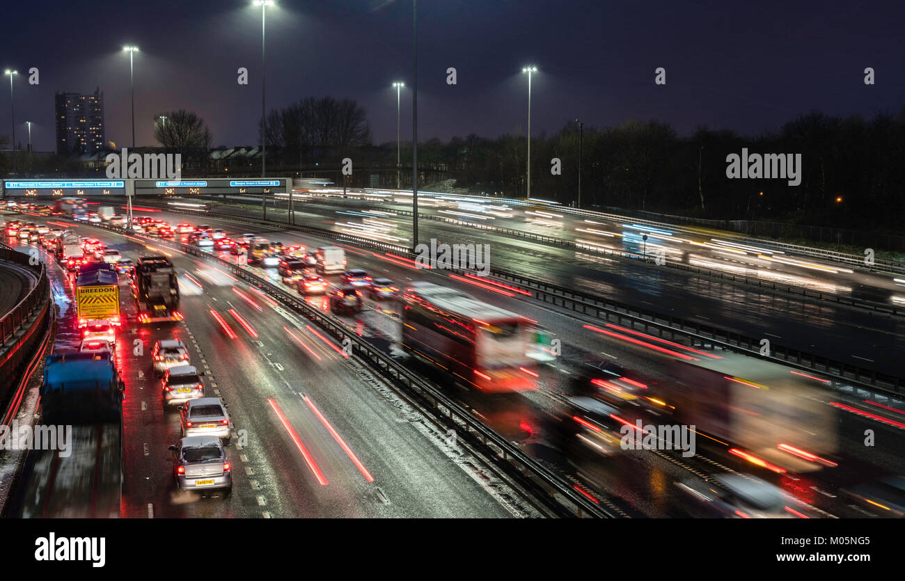 Nachtansicht des Verkehrs auf der Autobahn M8 bei schlechtem Wetter im Zentrum von Glasgow, Schottland, Vereinigtes Königreich. Stockfoto