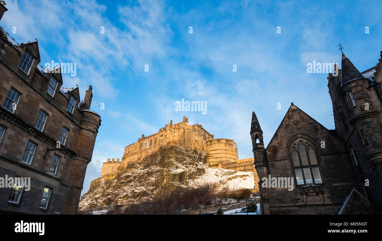 Blick auf die Burg von Edinburgh vom Grassmarket nach Schneefall im Winter in Schottland, Vereinigtes Königreich Stockfoto