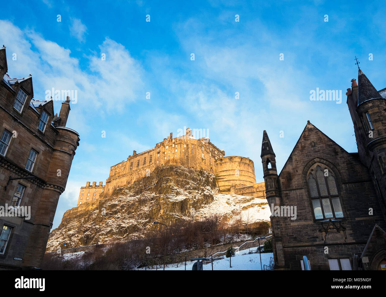 Blick auf die Burg von Edinburgh vom Grassmarket nach Schneefall im Winter in Schottland, Vereinigtes Königreich Stockfoto
