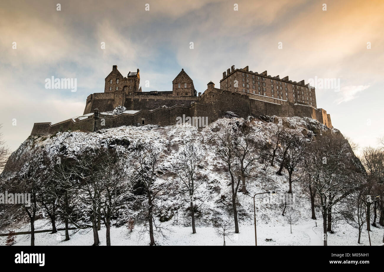 Blick auf die Burg von Edinburgh nach Schneefall im Winter in Schottland, Vereinigtes Königreich Stockfoto
