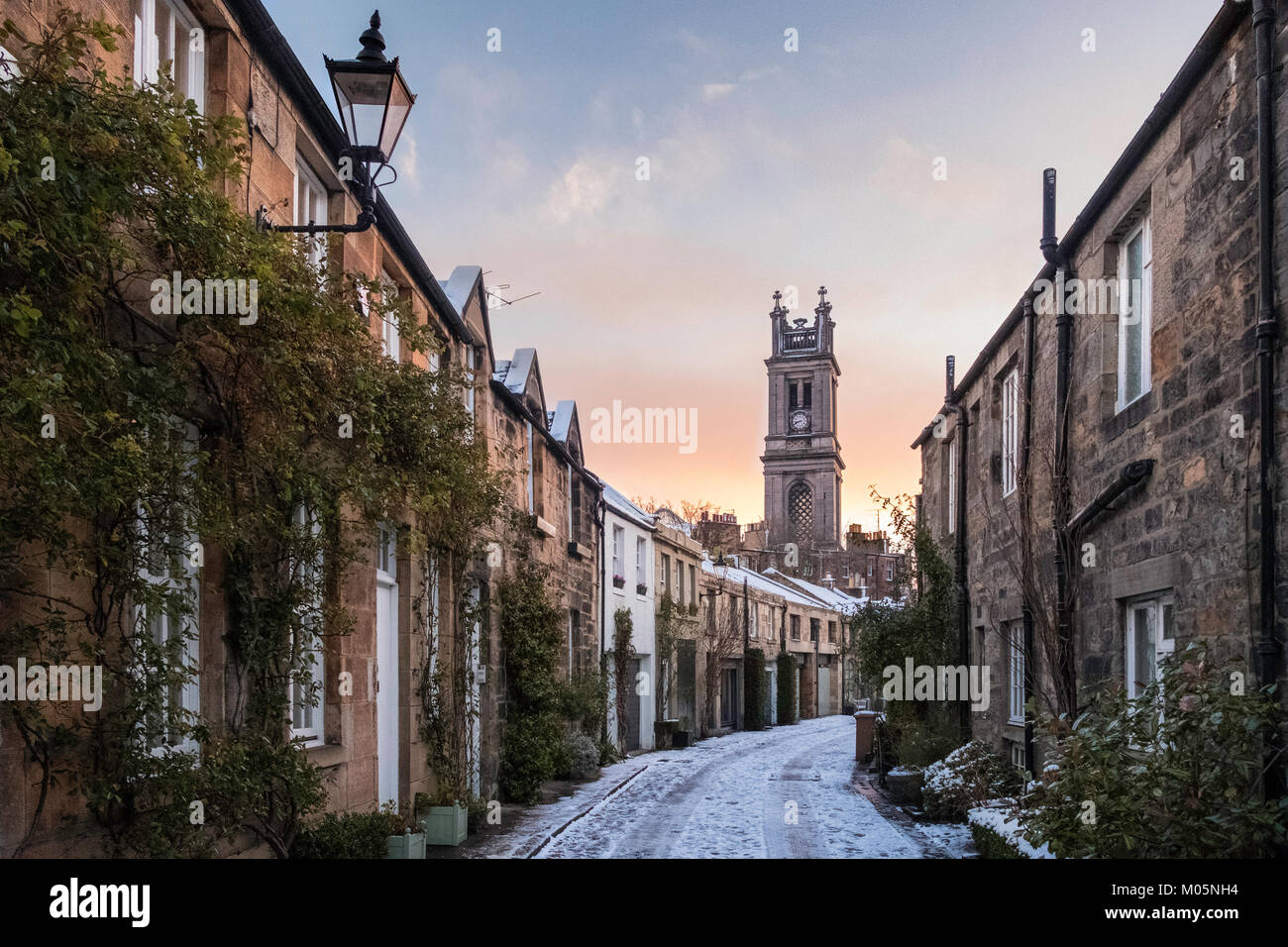 Sonnenaufgang Blick auf Zirkus Lane Mews Strasse mit Schnee, der in der Neustadt von Edinburgh, Schottland, Vereinigtes Königreich Stockfoto
