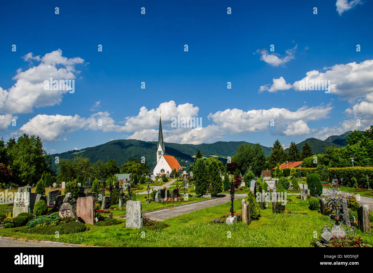 Das Bad Wiessee Friedhof ist an der Himmelfahrt Katholische Kirche und die Gräber des deutschen Komponisten und Dirigenten Hans Carste, Stockfoto