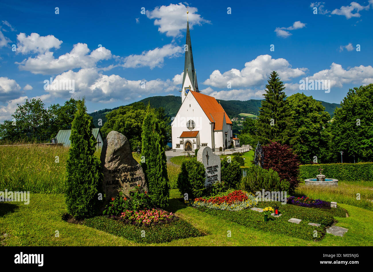 Das Bad Wiessee Friedhof ist an der Himmelfahrt Katholische Kirche und die Gräber des deutschen Komponisten und Dirigenten Hans Carste, Stockfoto