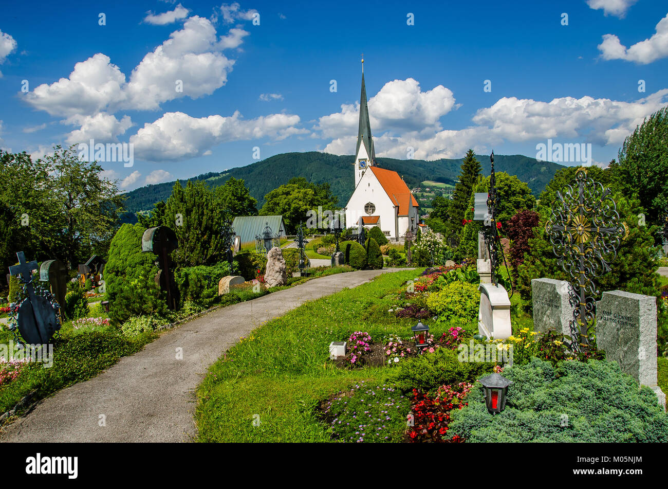 Das Bad Wiessee Friedhof ist an der Himmelfahrt Katholische Kirche und die Gräber des deutschen Komponisten und Dirigenten Hans Carste, Stockfoto