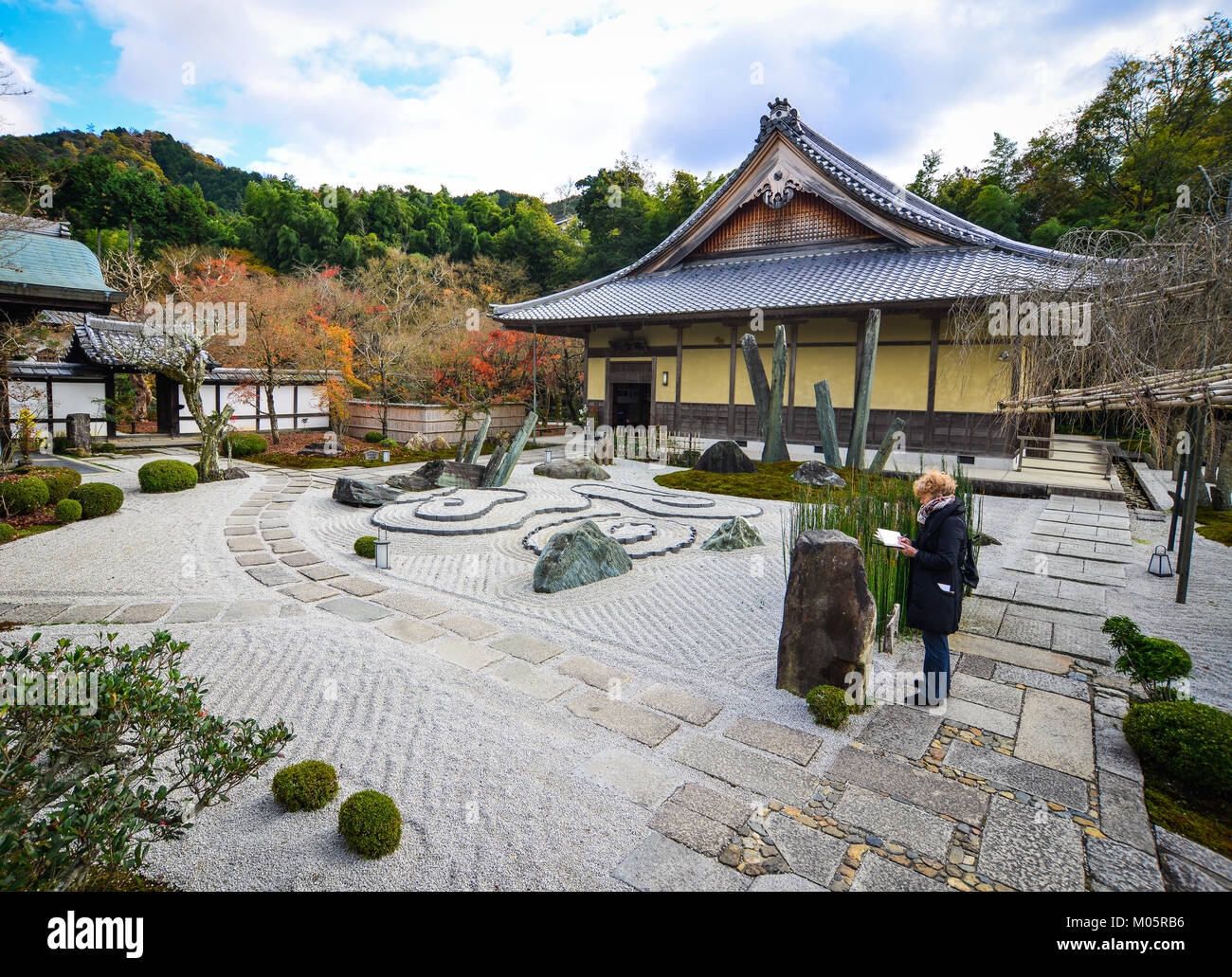 Kyoto, Japan - 29.November 2016. Eine Frau besuchen Rock Garden von Enkoji Tempel in Kyoto, Japan. Enkoji ist eine Rinzai Sekte buddhistischen Tempel, die von Shogun gegründet Stockfoto