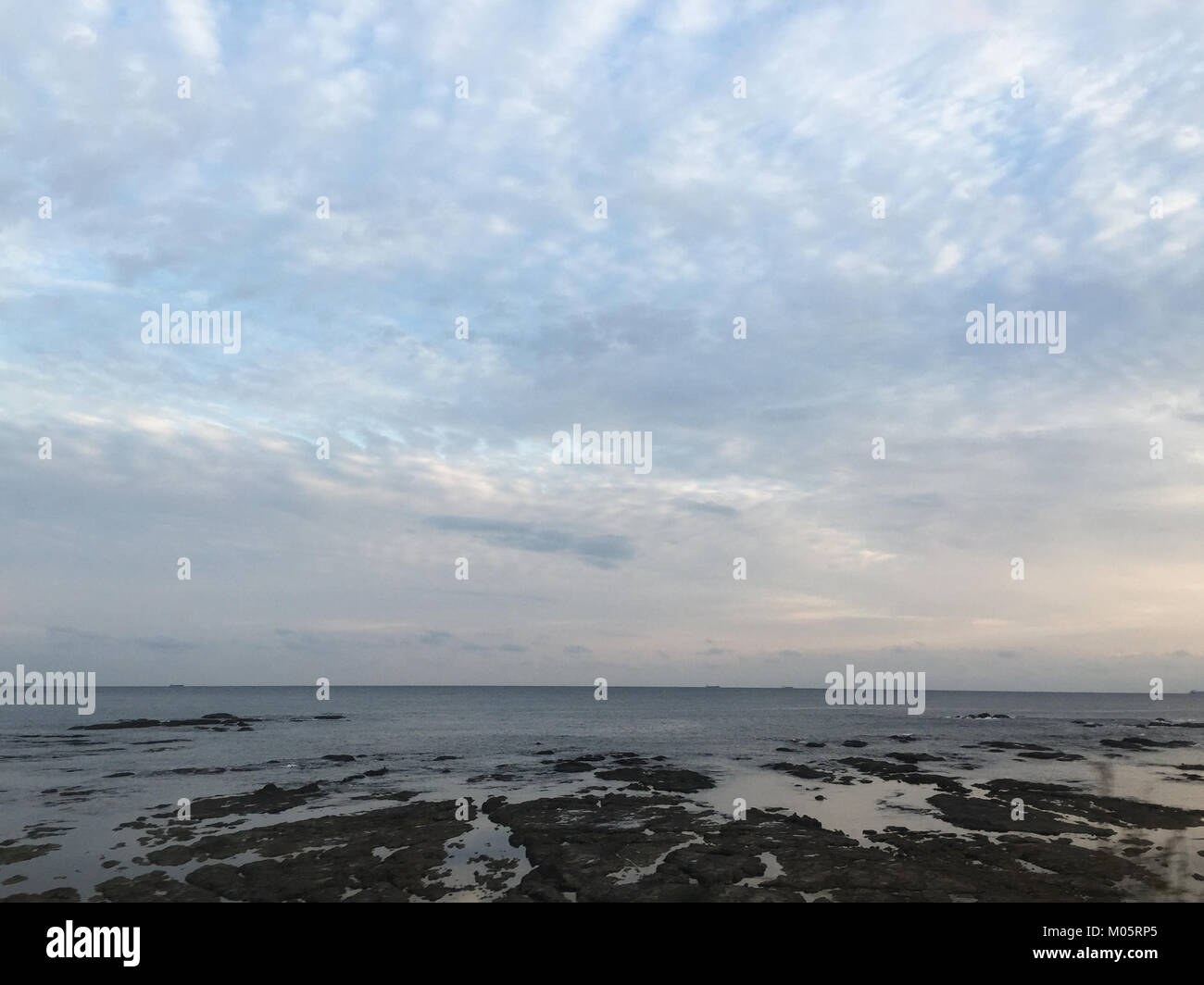 Sonnenuntergang auf dem Meer der Kansai-region, Japan. Stockfoto