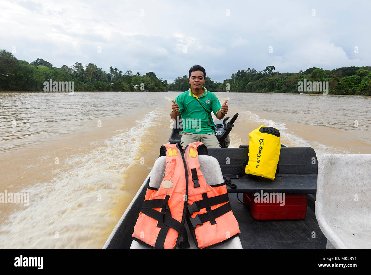 Lächelnd auf Der Kinabatangan Fluss, Sukau Kinabatangan, Borneo, Sabah, Malaysia Stockfoto