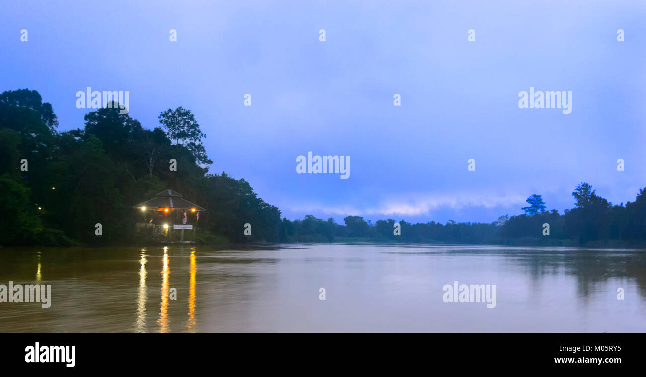 Über das kinabatangan Fluss, Sukau Kinabatangan, Borneo, Sabah, Malaysia Dawn Stockfoto
