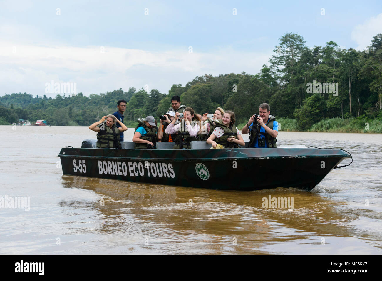 Touristen in einem Boot auf dem Fluss Kinabatangan, Sukau Kinabatangan, Borneo, Sabah, Malaysia Stockfoto