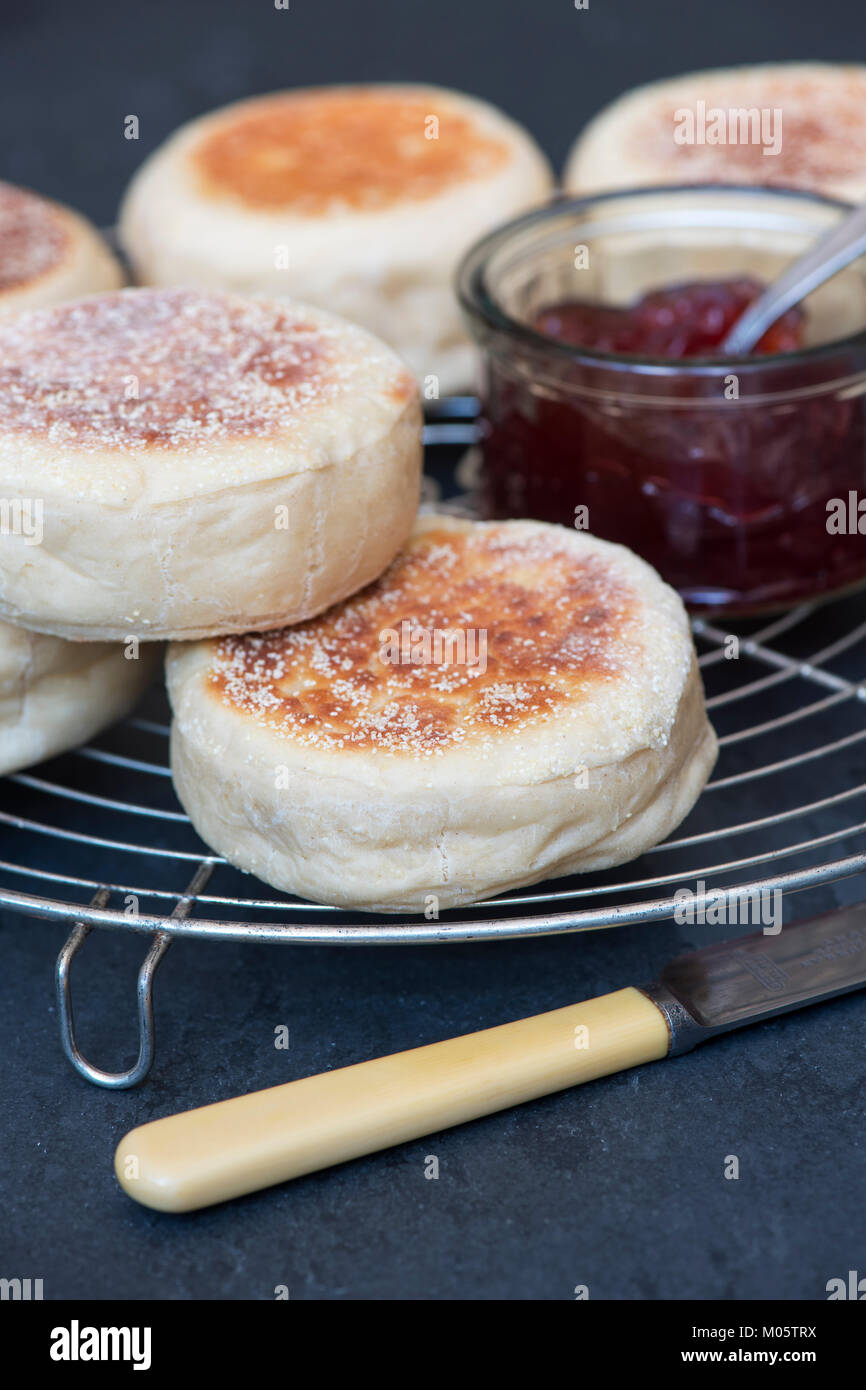 Englische Muffins mit Erdbeermarmelade auf einer Schiefertafel Hintergrund Stockfoto