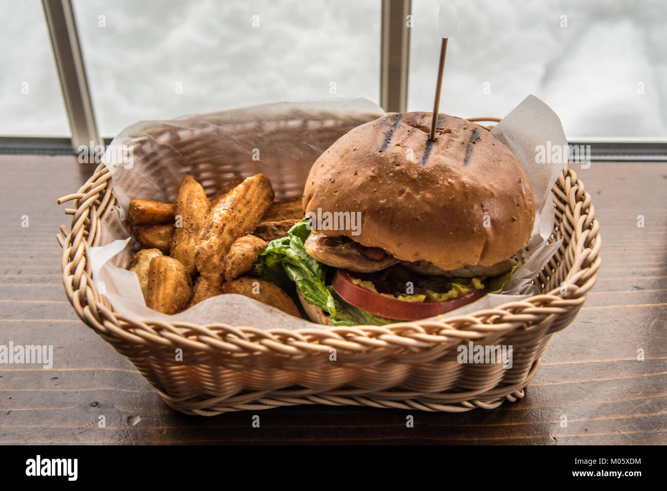 Burger, Pommes, Korb Stockfotografie - Alamy