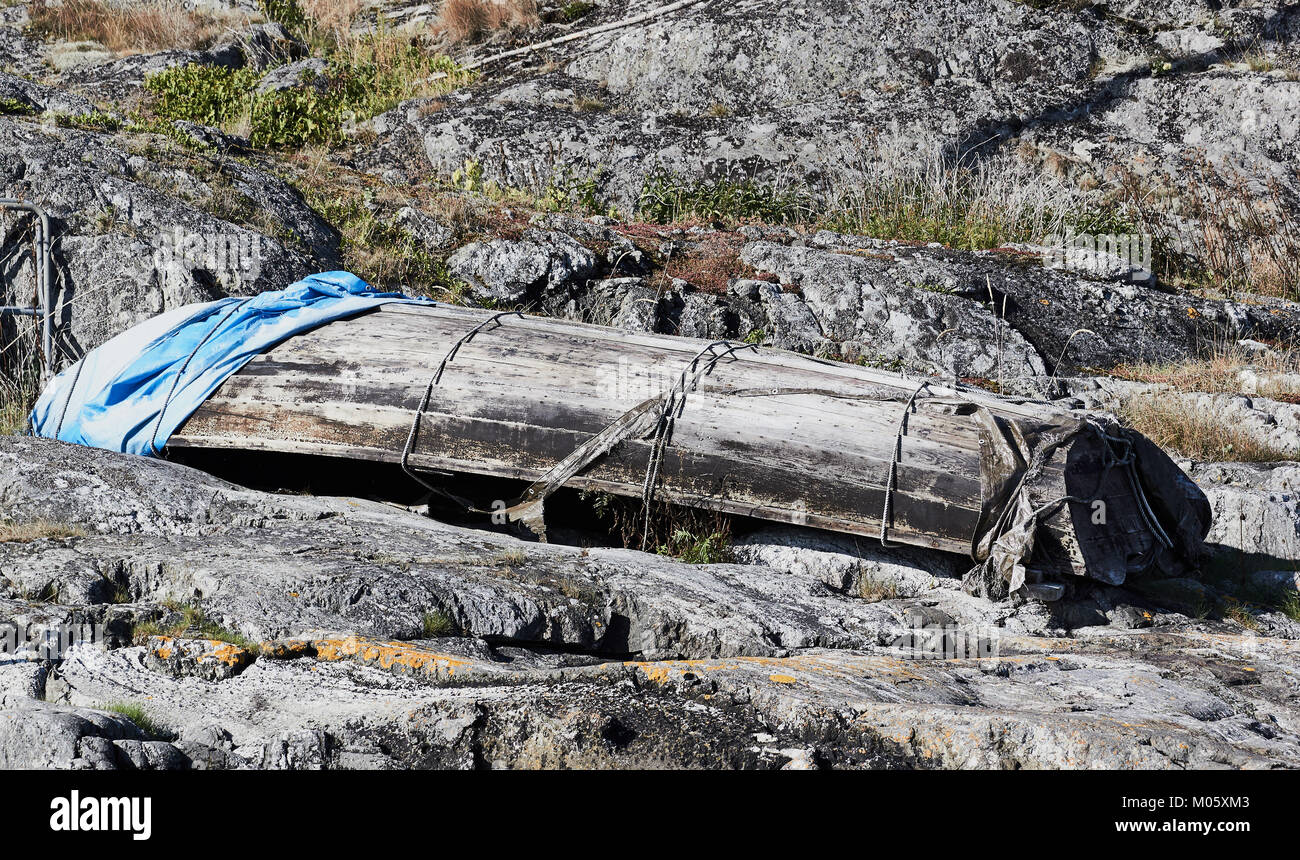 Den Kopf alten hölzernen Ruderboot auf Felsen, Schweden, Skandinavien Stockfoto