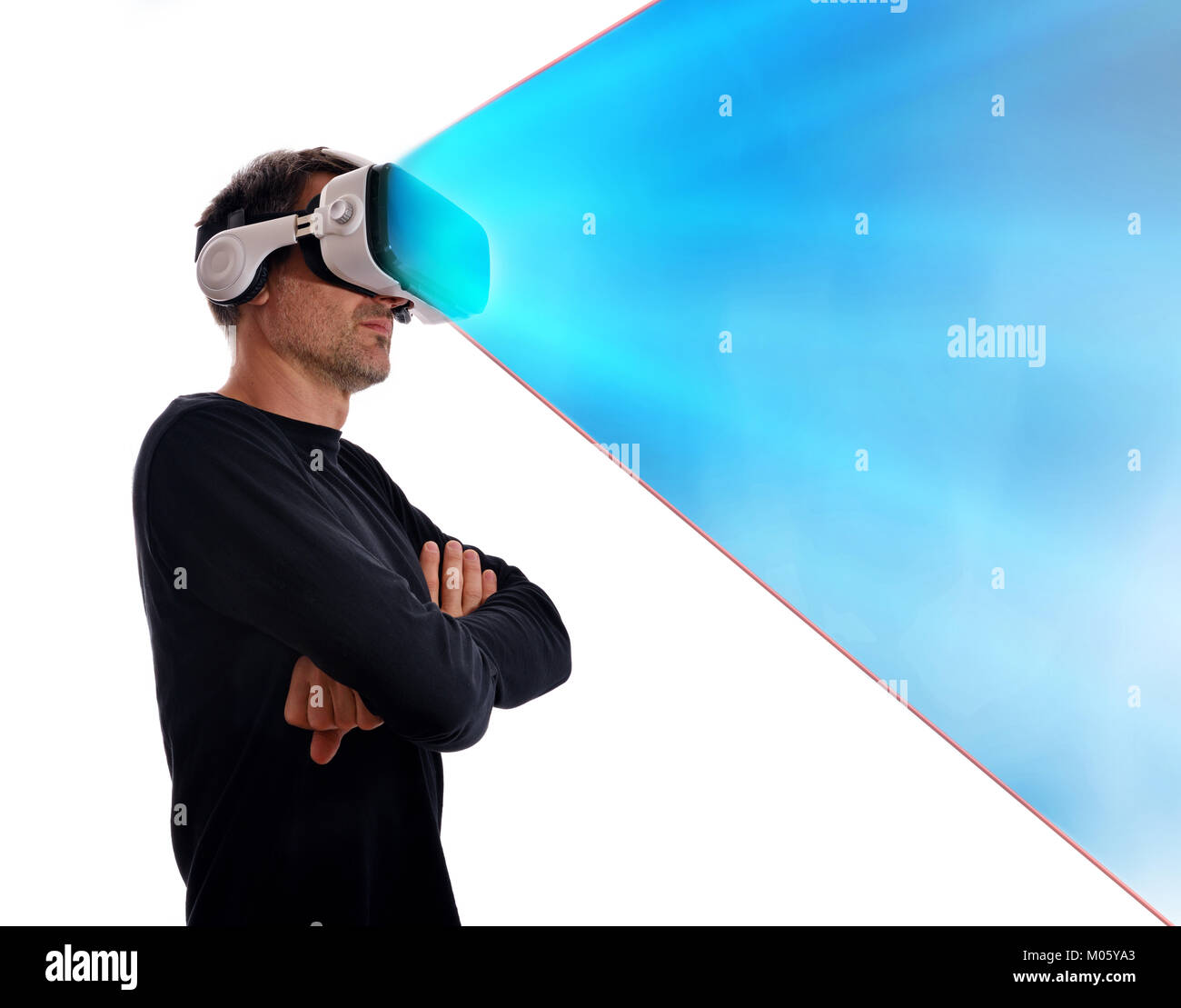 Ernster Mann in Schwarz Pullover mit Virtual reality Brillen und Arme in die seitliche Position und Blaue Projektion gekreuzt. Vertikale Komposition. Isolierte whi Stockfoto