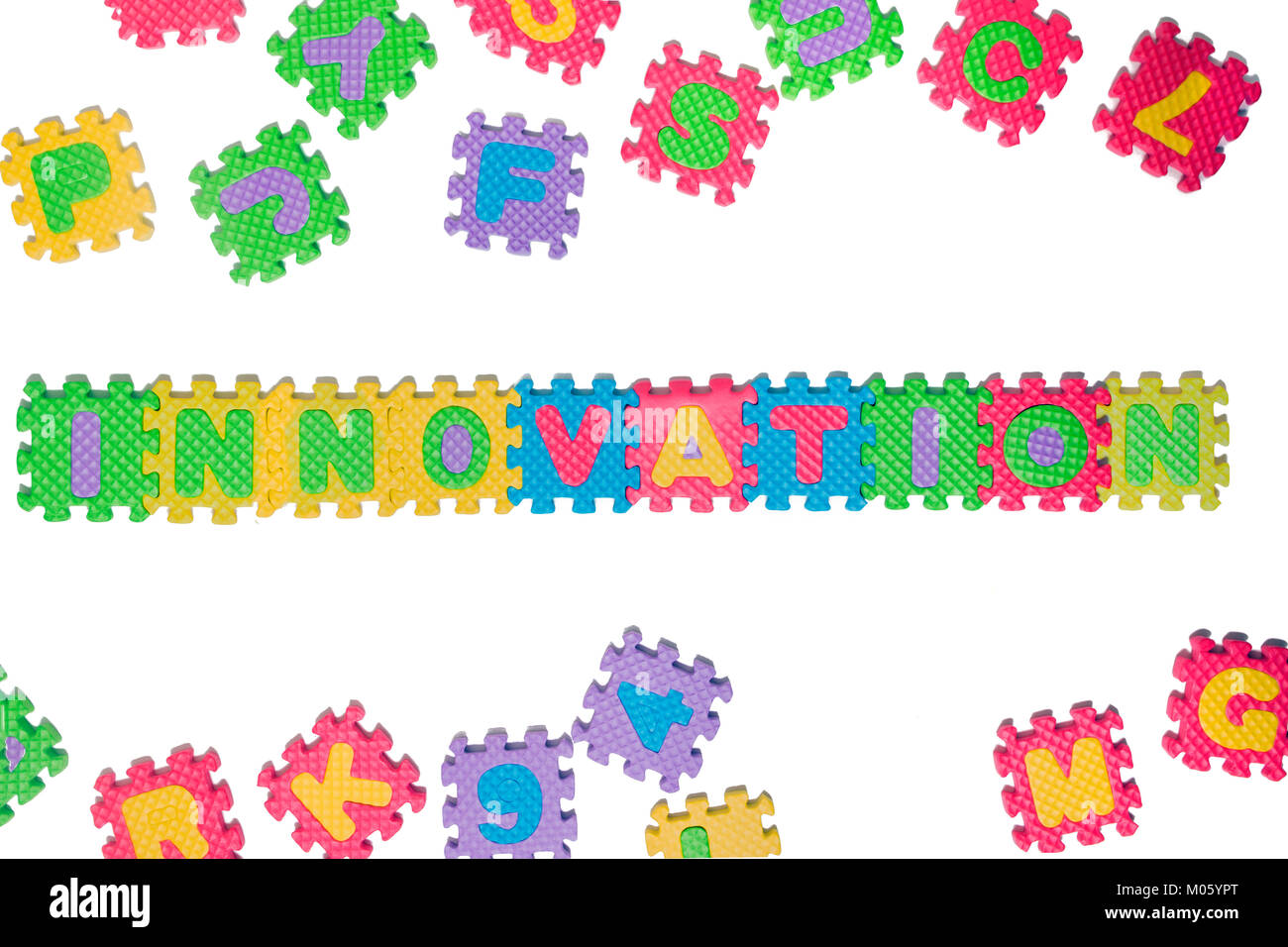 Schaumstoff puzzle Buchstaben groß mit dem Wort Innovation isoliert auf einem weißen Hintergrund. Stockfoto