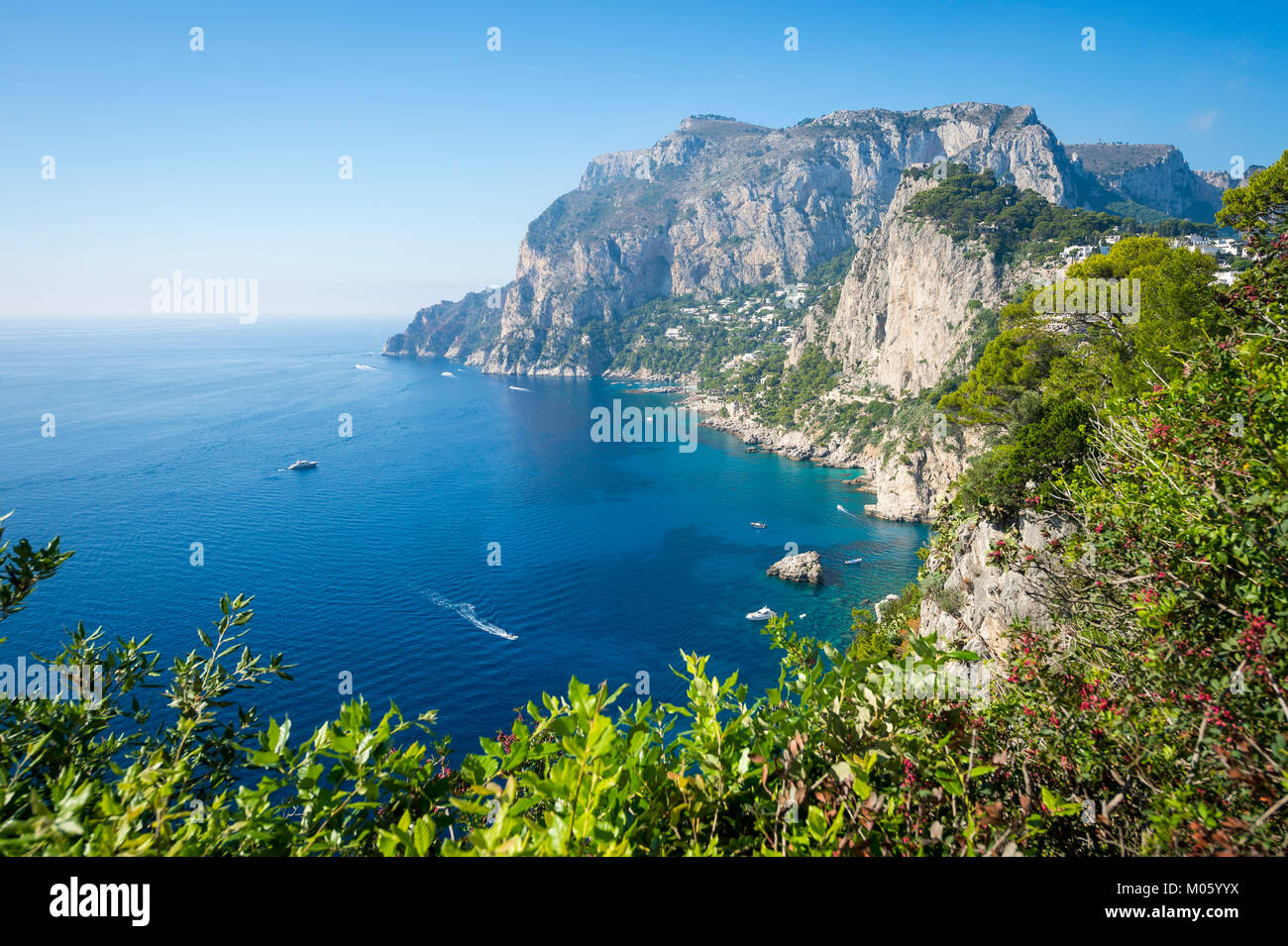 Malerischer Blick auf die dramatische Berge Küste des Mittelmeers Insel Capri, Italien Stockfoto