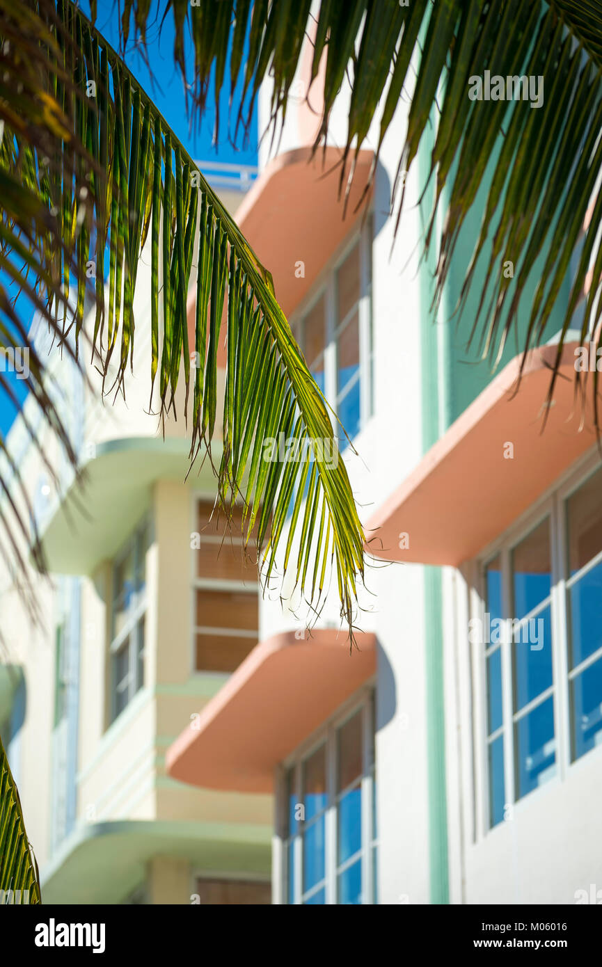 Architektonische Details in Pastelltönen eines traditionellen Art déco-Gebäude in Miami Beach, Florida, USA Stockfoto