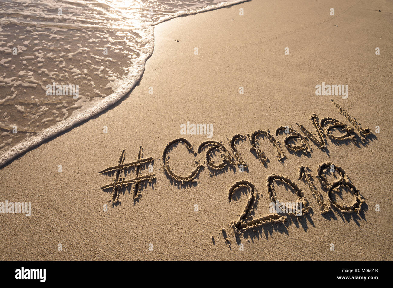Moderne Nachricht für Karneval 2018 Mit einem Social Media - freundliche Hashtag auf glatten Sandstrand geschrieben Stockfoto