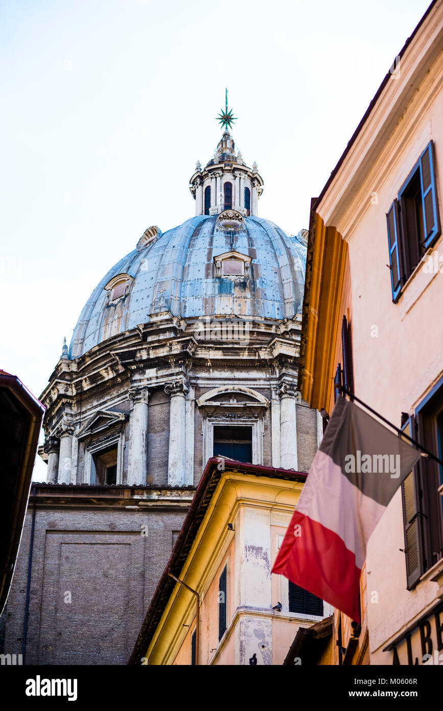 Italien, Rom, die die Flagge Frankreichs in der Piazza Farnese, dem Sitz der Französischen Botschaft, im Hintergrund die Kuppel der Kirche Santa Maria della Querc Stockfoto